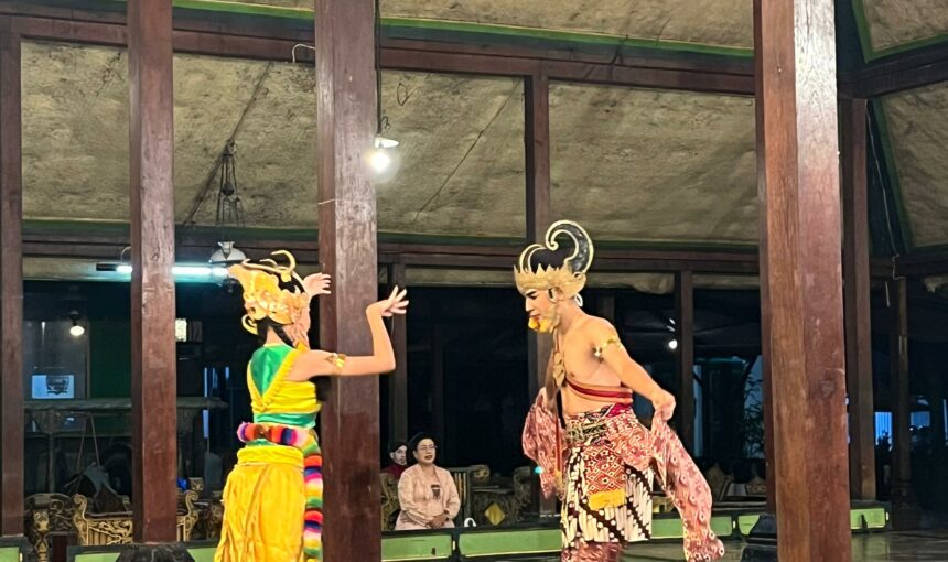 Yogyakarta: Royal Javanese Dinner with Dance & Royal Family Member